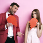 Pareja triste con corazones rotos representando los destructores del cariño en el matrimonio