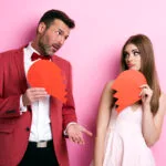Pareja triste con corazones rotos representando los destructores del cariño en el matrimonio