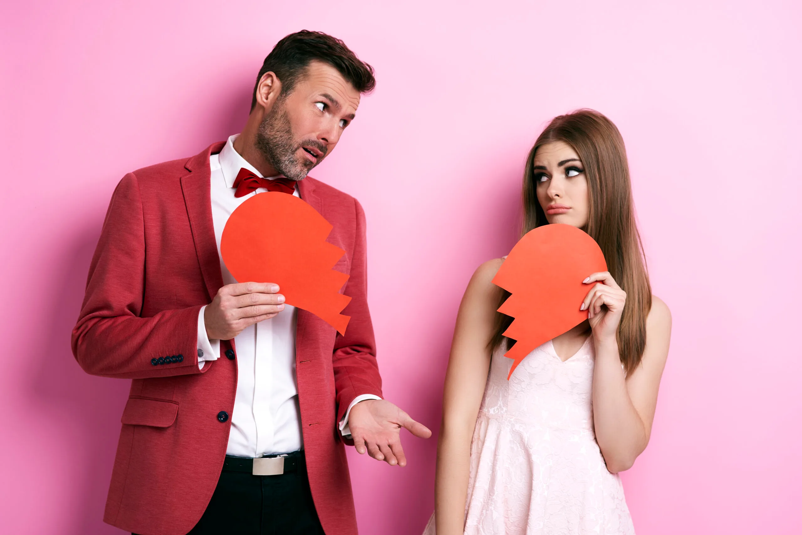 Pareja triste con corazones rotos representando los destructores del cariño en el matrimonio
