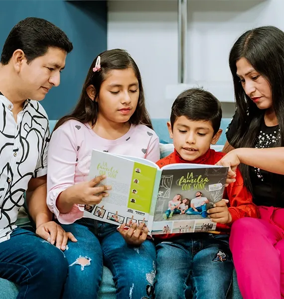 padres e hijos leyendo juntos el libro La Familia que Soñé, guía para resolver conflictos familiares y fortalecer la unidad del hogar