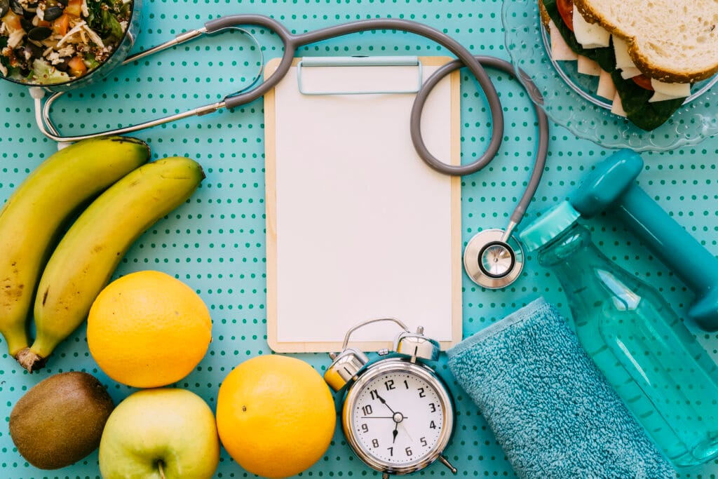 Remedios caseros para la hipertensión con frutas, alimentos saludables, ejercicio y chequeo médico