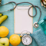 Remedios caseros para la hipertensión con frutas, alimentos saludables, ejercicio y chequeo médico