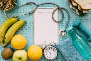 Remedios caseros para la hipertensión con frutas, alimentos saludables, ejercicio y chequeo médico