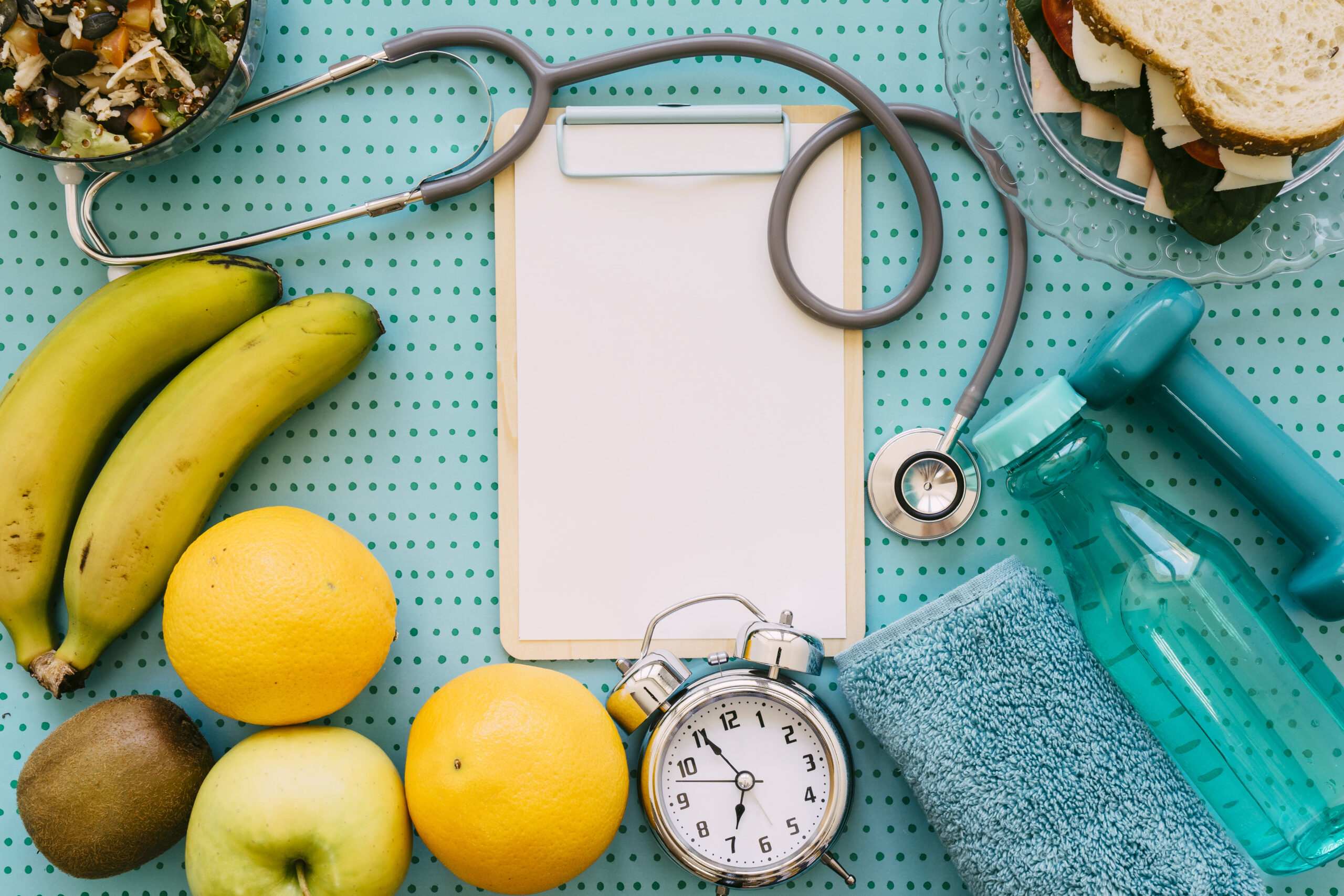 Remedios caseros para la hipertensión con frutas, alimentos saludables, ejercicio y chequeo médico